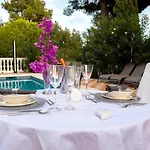 וילה Elegant Classic Close To Nikki מארבלה