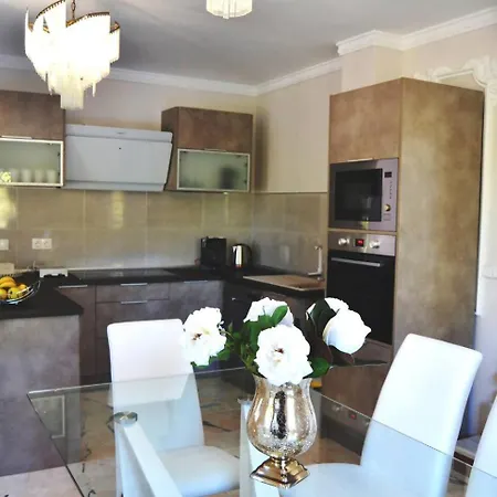 Вилла Elegant Classic Close To Nikki