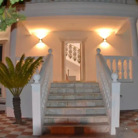 Elegant Classic Close To Nikki Marbella