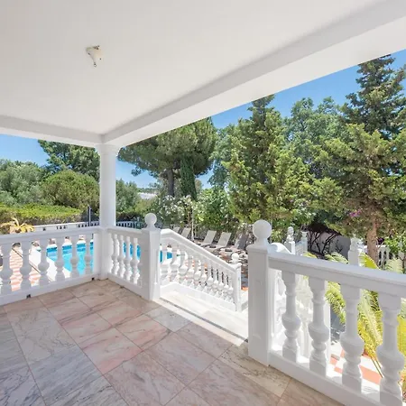 Domus Vesta Close To Nikki Villa